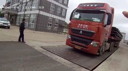 治超站檢測核載50噸貨車過地磅顯示213.96噸！